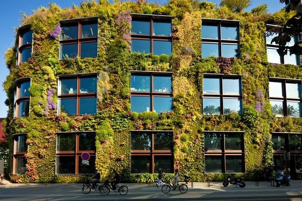 30 Incredible Vertical Gardens and green walls to admire