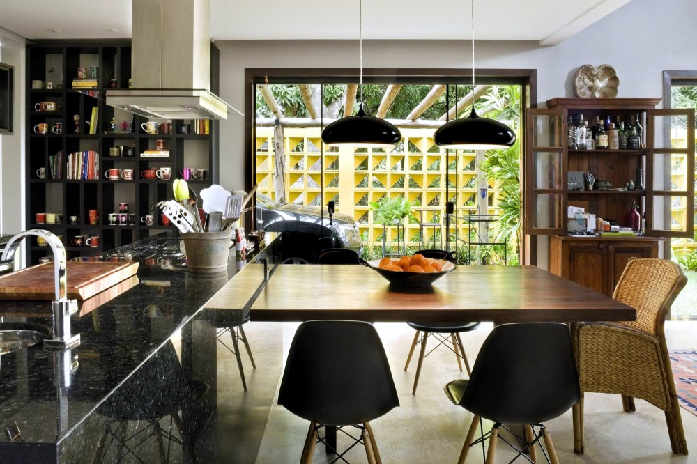 Flat roof concrete house with highlights in bright yellow Flat roof concrete house with highlights in bright yellow