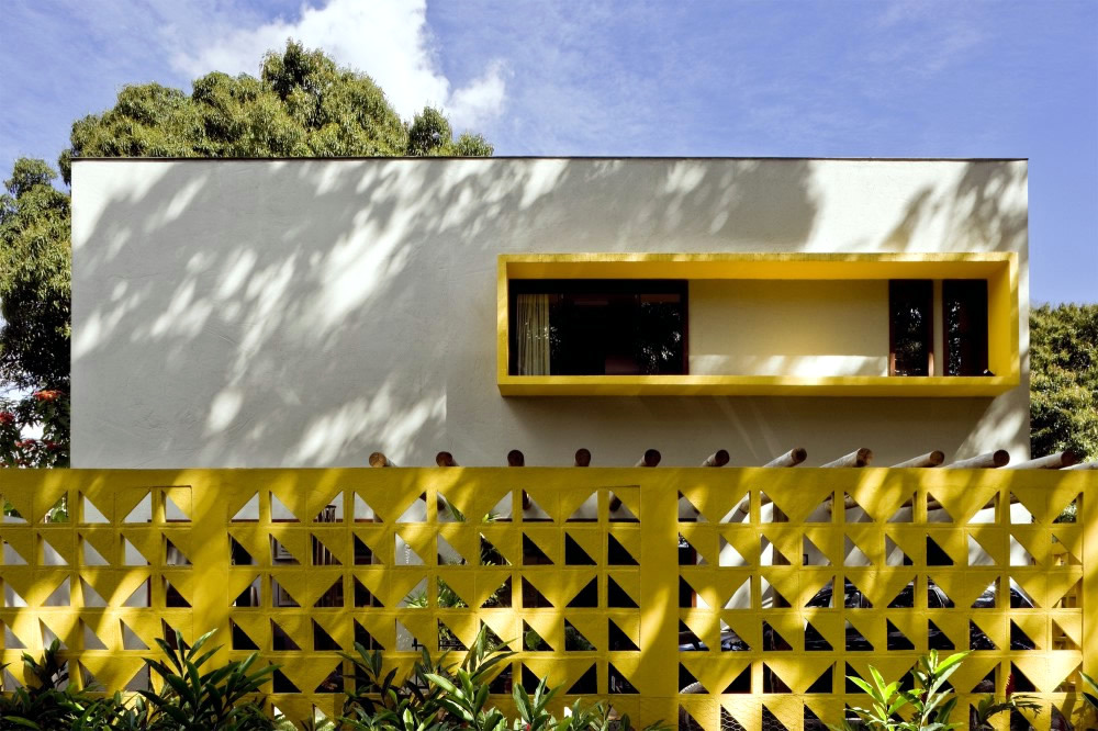 Flat roof concrete house with highlights in bright yellow Flat roof concrete house with highlights in bright yellow