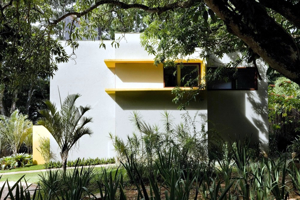 Flat roof concrete house with highlights in bright yellow Flat roof concrete house with highlights in bright yellow