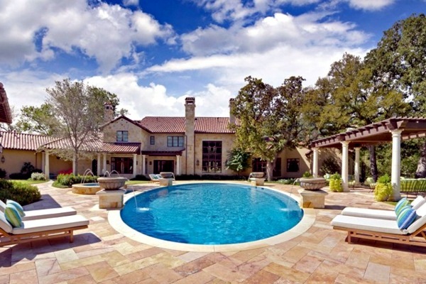 garden around pool