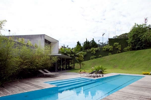 garden around pool