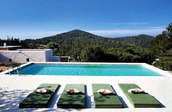 garden around pool