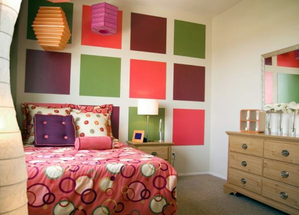 Bright colors in interior design combine - dominant and complementary shades