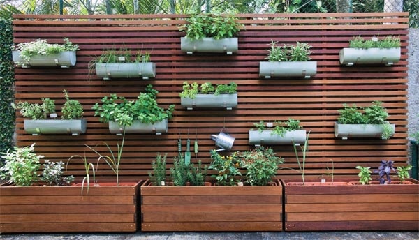 Einrichtungsideen - Create a vertical garden for your home by wooden panels Einrichtungsideen - Create a vertical garden for your home by wooden panels