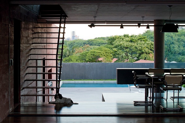 A house in Sao Paolo, Brazil presents volumetric structure