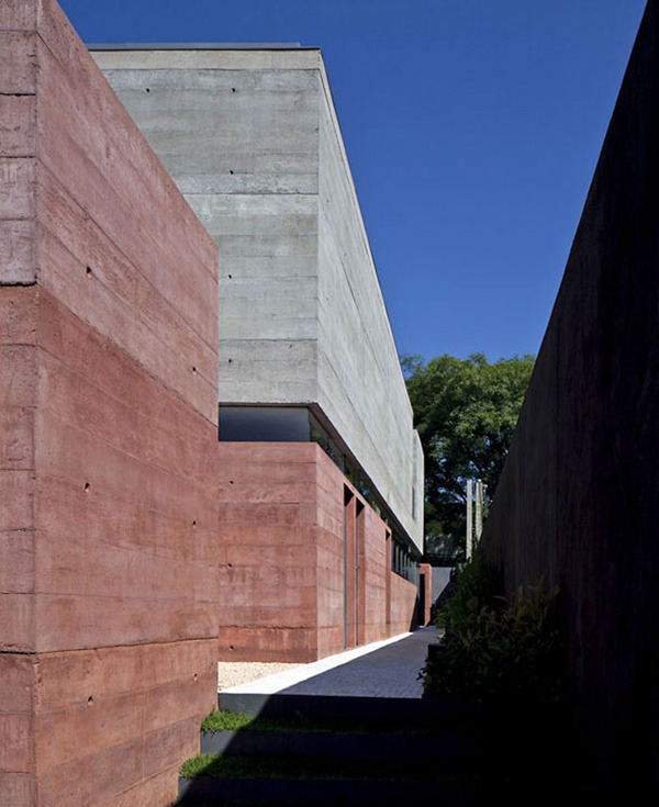 A house in Sao Paolo, Brazil presents volumetric structure