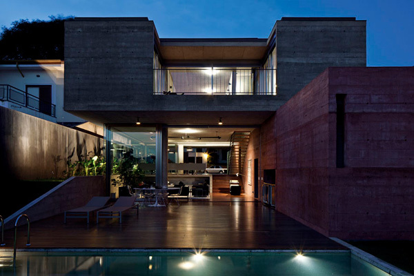 A house in Sao Paolo, Brazil presents volumetric structure