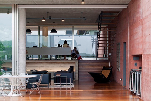 A house in Sao Paolo, Brazil presents volumetric structure