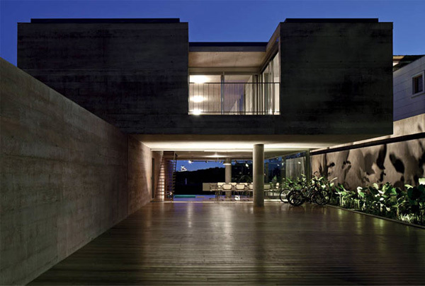 A house in Sao Paolo, Brazil presents volumetric structure