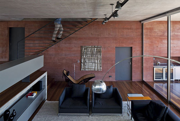 A house in Sao Paolo, Brazil presents volumetric structure