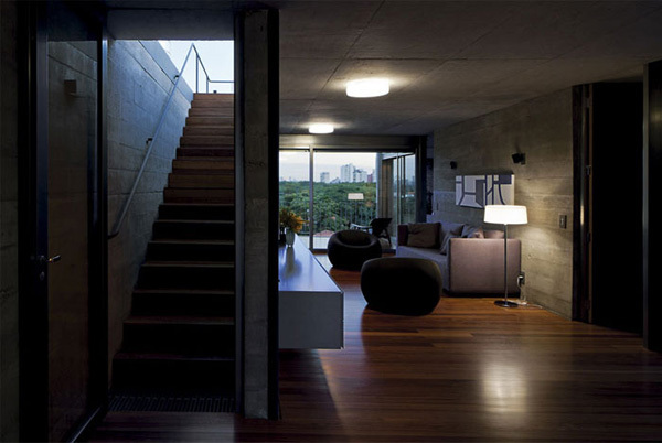 A house in Sao Paolo, Brazil presents volumetric structure