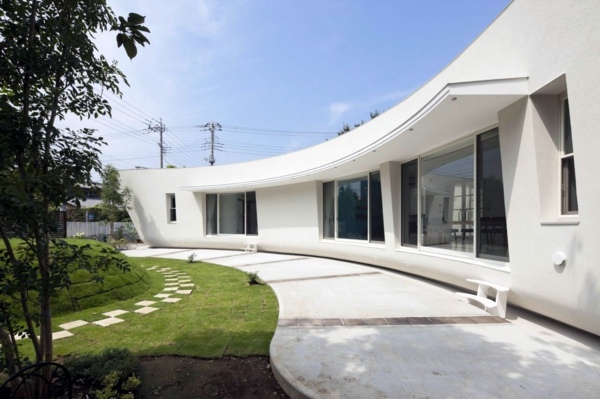 Organic House with curved vertical greening
