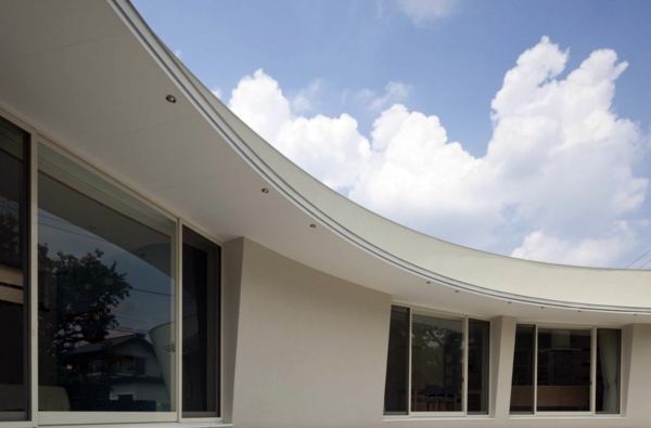 Organic House with curved vertical greening Organic House with curved vertical greening