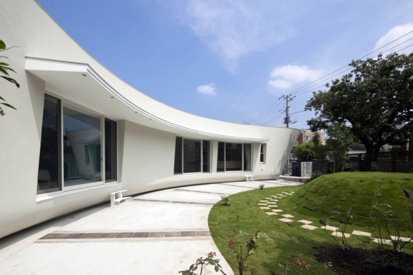 Organic House with curved vertical greening