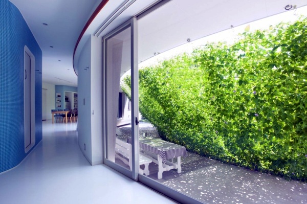 Organic House with curved vertical greening