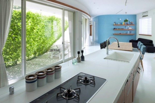Organic House with curved vertical greening
