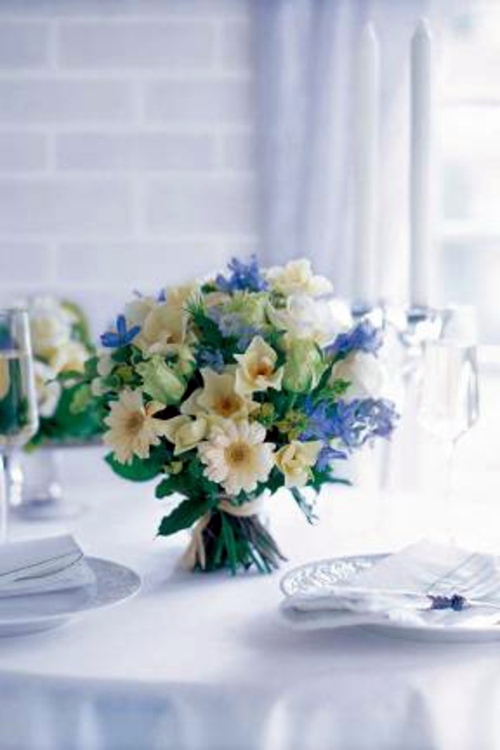 Esstisch - Easter decoration with spring flowers Esstisch - Easter decoration with spring flowers