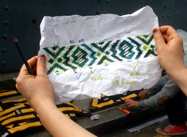 Create moss graffiti and host a "green" message Create moss graffiti and host a "green" message
