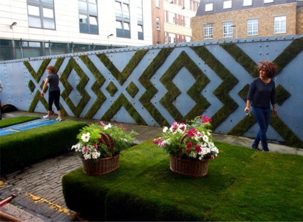 Create moss graffiti and host a "green" message Create moss graffiti and host a "green" message