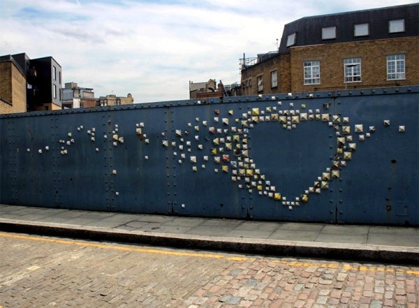 Create moss graffiti and host a "green" message Create moss graffiti and host a "green" message