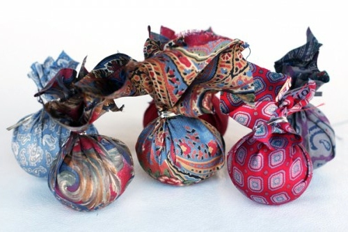 Dekoideen - Creative Easter eggs decoration of silk
