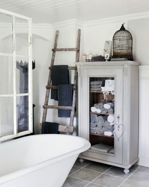 Bathroom with extra storage space Avso