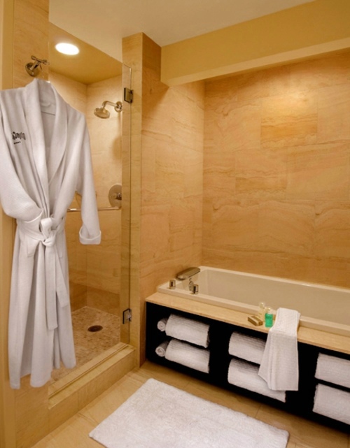 Bathroom with extra storage space Avso