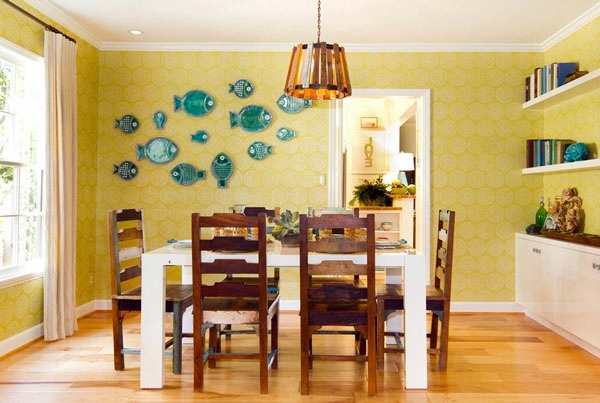 Wall decoration with plates - What makes the dinner plates on the wall?