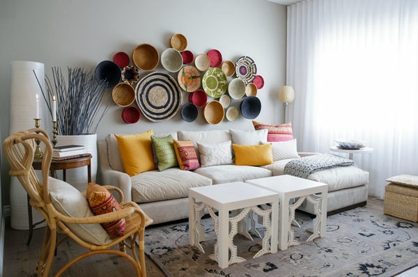 Wall decoration with plates - What makes the dinner plates on the wall?
