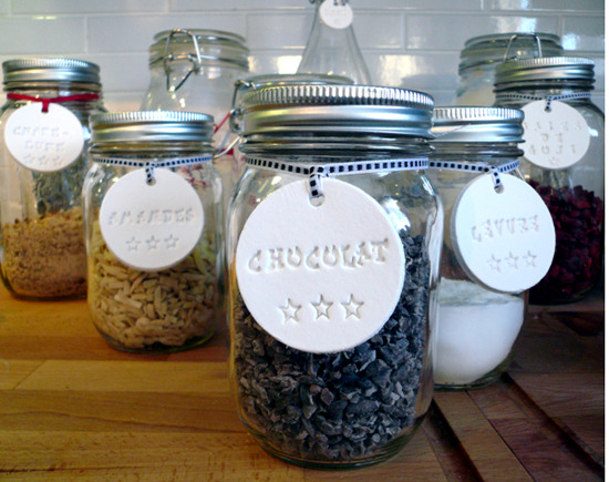 Decorative labels to organize the kitchen