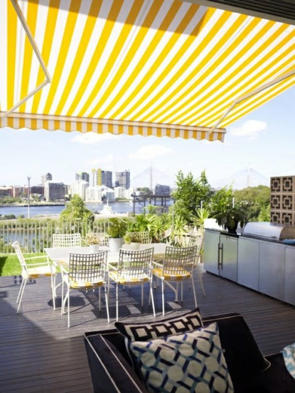 Replacing awning fabric - professional sun protection on the terrace Replacing awning fabric - professional sun protection on the terrace