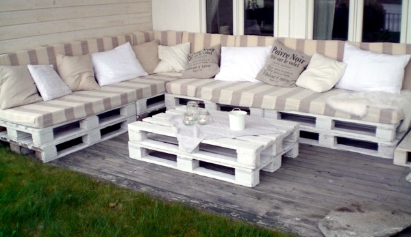 Sofa from pallets integrate – DIY furniture is practical and original