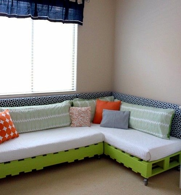 Sofa from pallets integrate - DIY furniture is practical and original