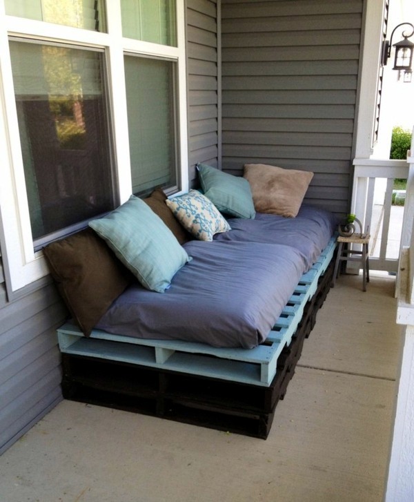 Sofa from pallets integrate - DIY furniture is practical and original Sofa from pallets integrate - DIY furniture is practical and original