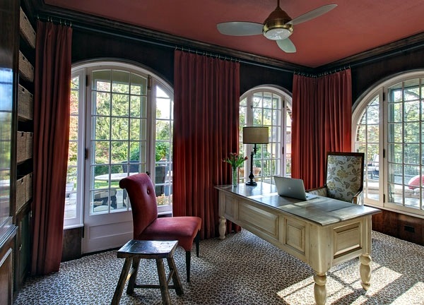 Meaningful appearance by velvet curtains and curtains Meaningful appearance by velvet curtains and curtains