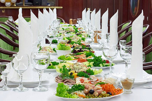 Stylish decorating ideas for your table, which you can use at your next party at home