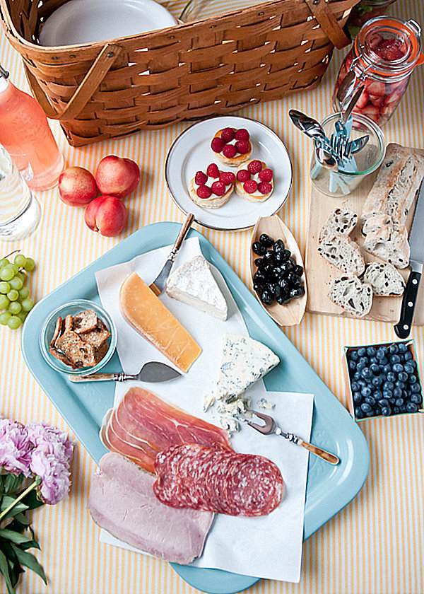 Stylish decorating ideas for your table, which you can use at your next party at home