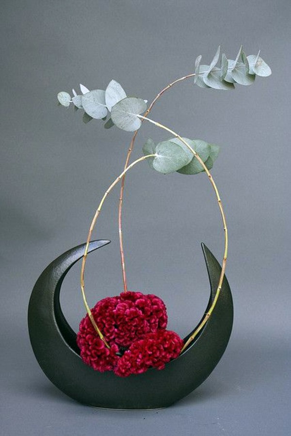 Flower arrangements and beautiful bouquets refresh the atmosphere