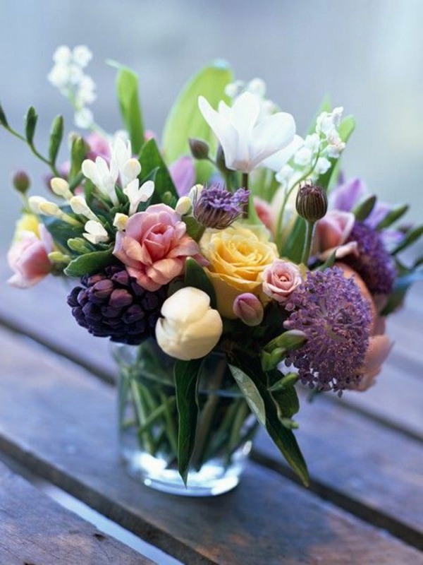 Flower arrangements and beautiful bouquets refresh the atmosphere ...