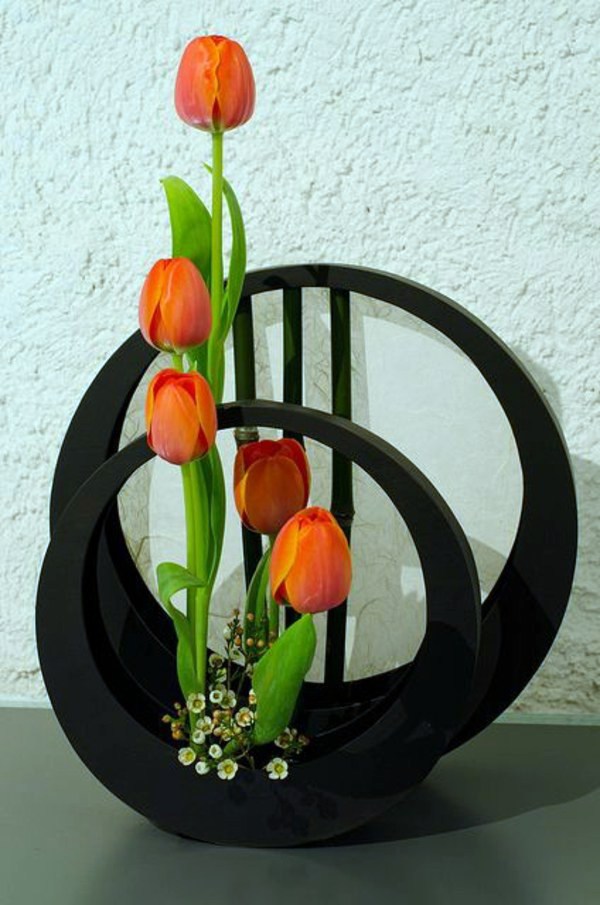 Flower arrangements and beautiful bouquets refresh the atmosphere