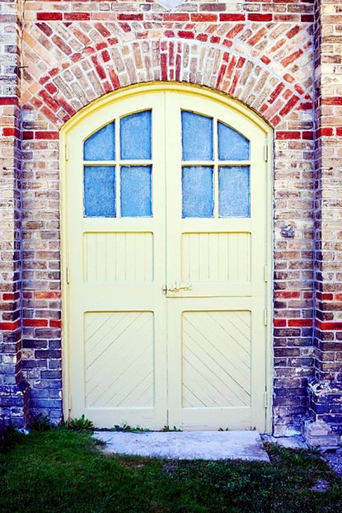 10 inspirational ideas for a yellow house door design