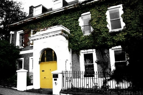 10 inspirational ideas for a yellow house door design