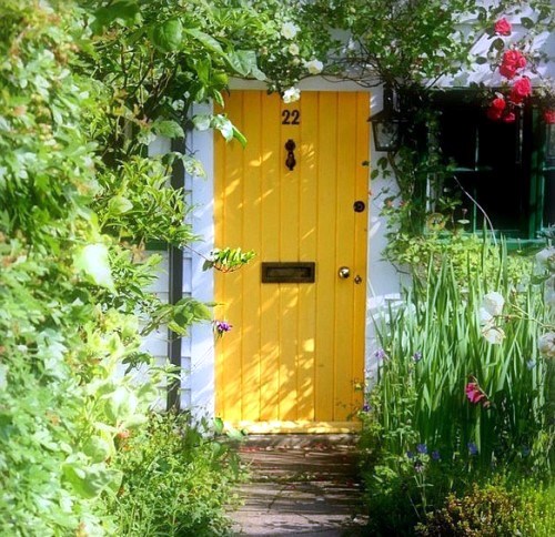 10 inspirational ideas for a yellow house door design