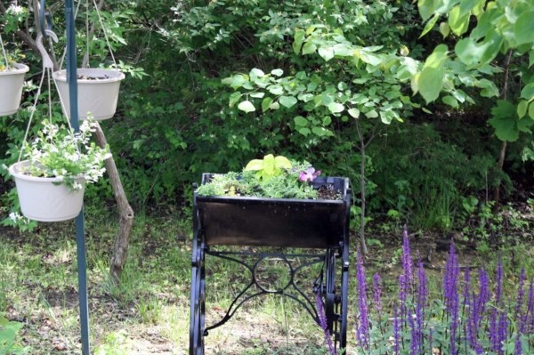 Redesign old furniture - use the old sewing machine as vintage furniture