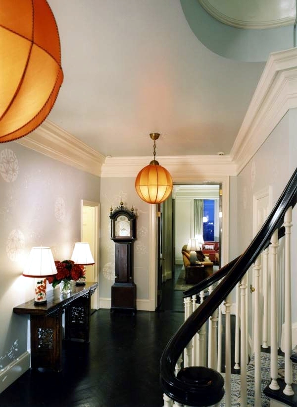 Decorating ideas and wall design in the hallway of your home