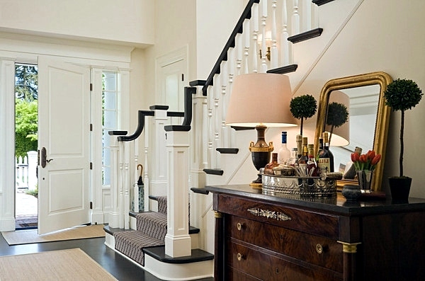 Decorating ideas and wall design in the hallway of your home