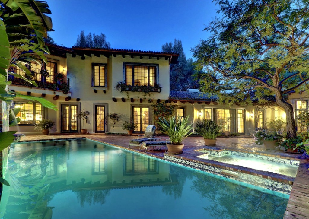 Where does Johhny Depp live? Holywood Hills - Los Angeles