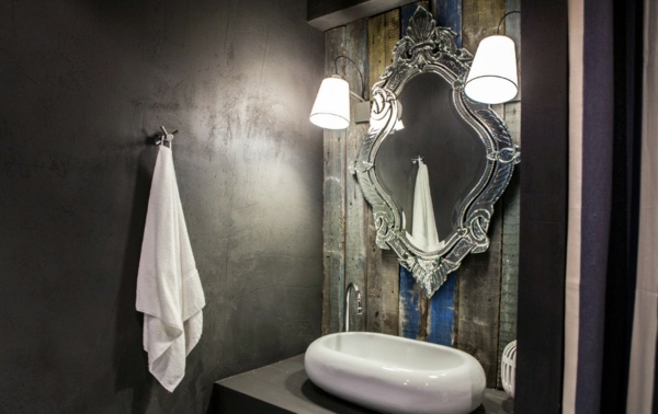 Dark spots on the mirror in the bathroom and how to avoid them