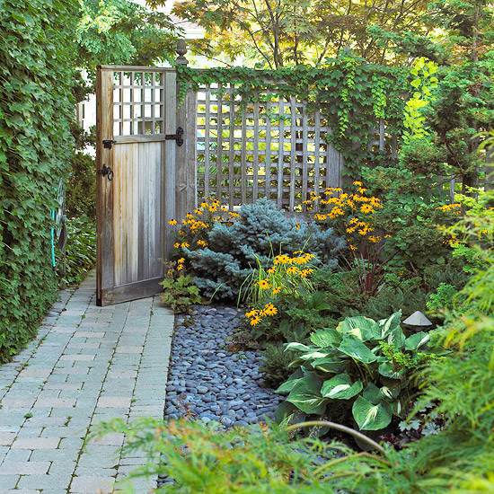 Garden fence - practical and aesthetic applications